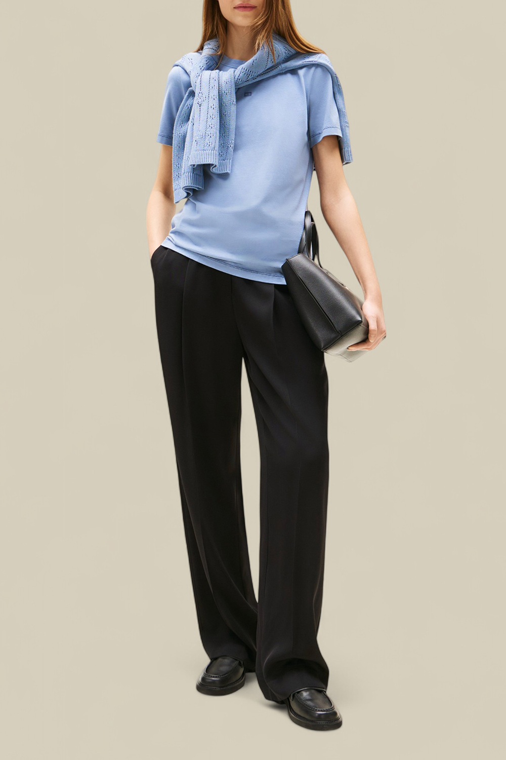 תמונת כל הלוק של חולצת טי